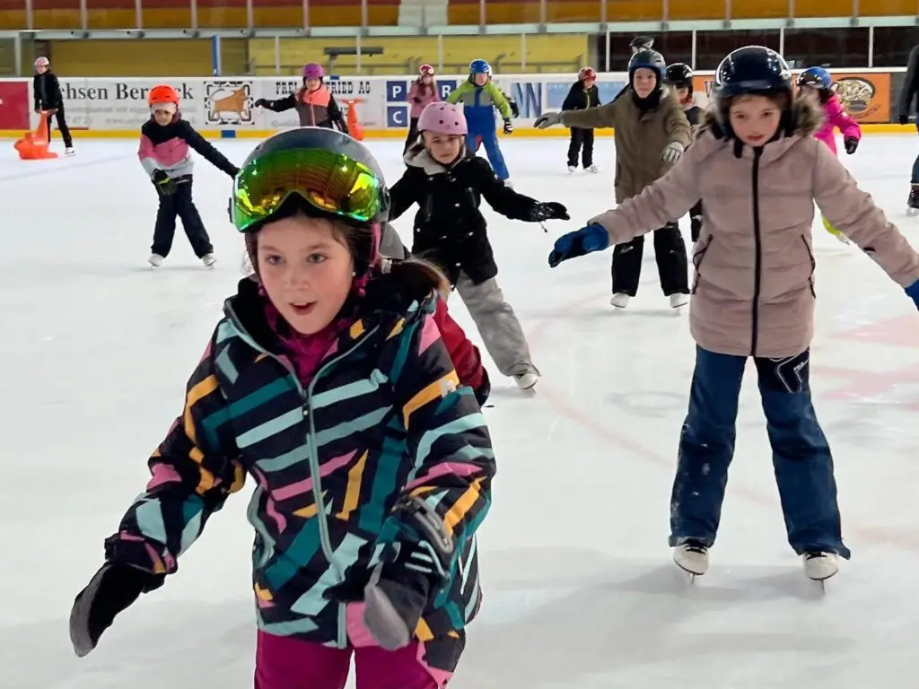 Saisonaler Sportunterricht in der Eishalle