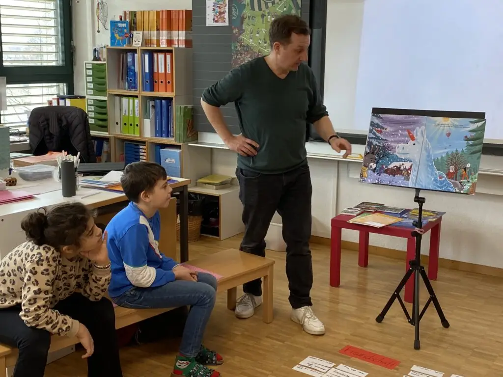Ein kreatives Meisterwerk entsteht in der Wiesenau: Die Dritte Klasse gestaltet ein eigenes Bilderbuch!