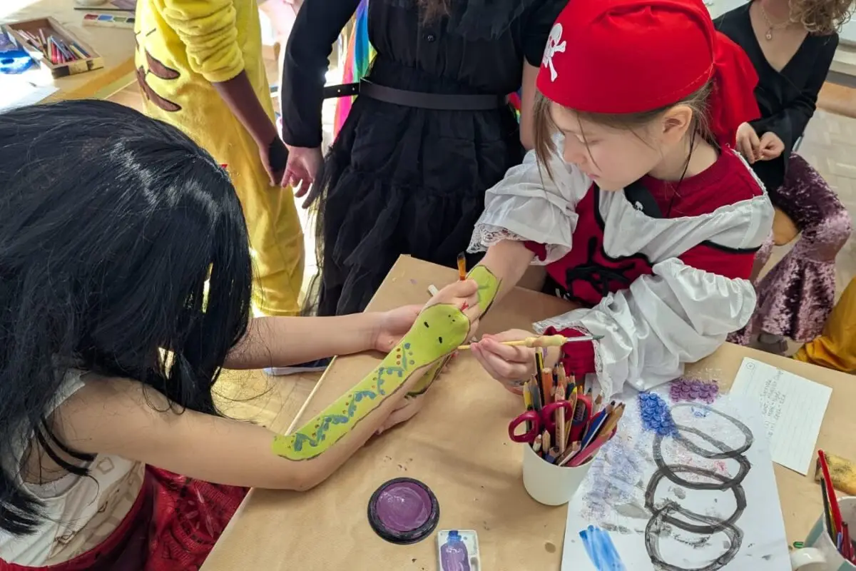 Fasnacht im Schulhaus Rosenberg – ein buntes Fest für die Unterstufe