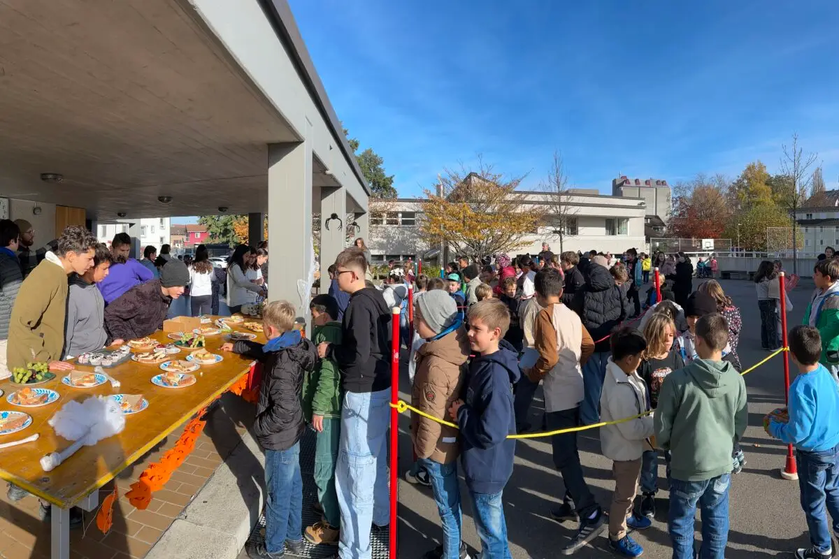 Gruselig lecker – Der Halloween-Pausenkiosk der 6. Klasse von Herrn Grünenfelder