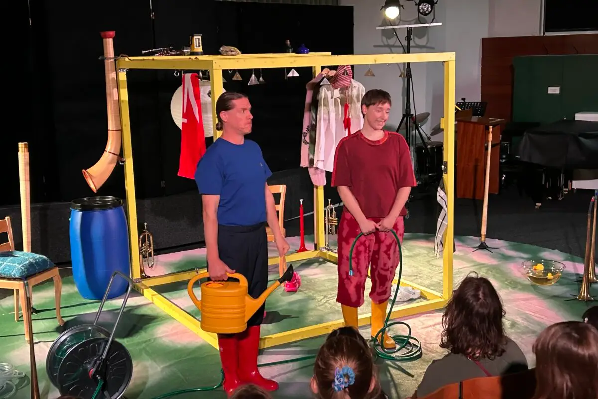 Das Theatermobil des Stadt Theaters St. Gallen in der Wiesenau zu Besuch