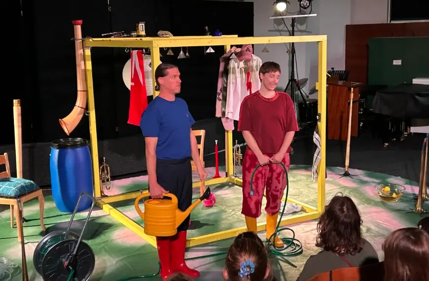 Das Theatermobil des Stadt Theaters St. Gallen in der Wiesenau zu Besuch