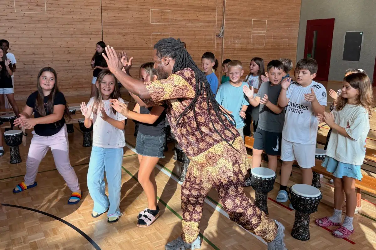 Rhythmischer Kulturanlass im Schulhaus Rosenberg