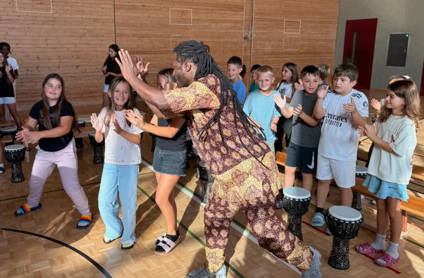 Rhythmischer Kulturanlass im Schulhaus Rosenberg